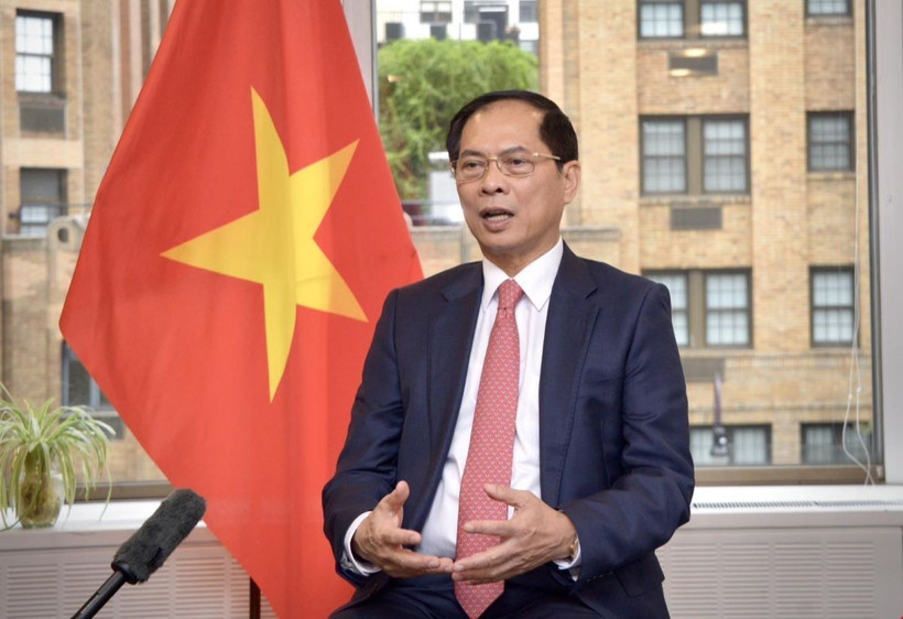 Phó Thủ tướng, Bộ trưởng Ngoại giao Bùi Thanh Sơn trả lời phỏng vấn về chuyến công tác của Tổng Bí thư, Chủ tịch nước Tô Lâm tới Mông Cổ, Iceland và Pháp. (Ảnh: TTXVN phát)