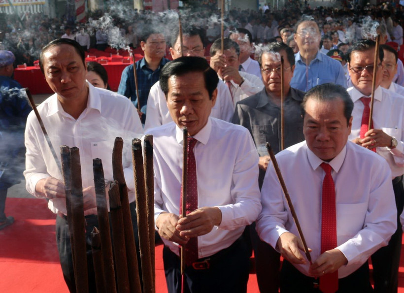 Lãnh đạo tỉnh Kiên Giang dâng hương tưởng niệm Anh hùng dân tộc Nguyễn Trung Trực. (Ảnh: Lê Sen/TTXVN)