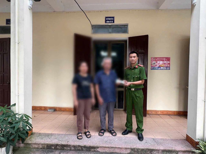 Chị A cảm ơn Công an xã Nguyên Khê đã nhiệt tình giúp đỡ. (Ảnh TTXVN phát)