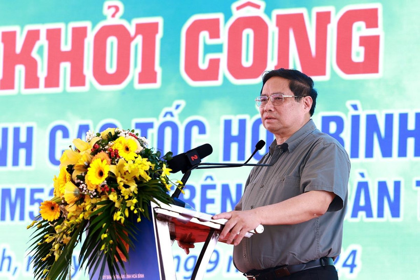 Thủ tướng Phạm Minh Chính phát biểu tại lễ khởi công cao tốc Hoà Bình-Mộc Châu. (Ảnh: Dương Giang/TTXVN)