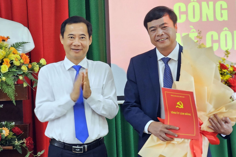 Quyền Bí thư Tỉnh ủy Lâm Đồng Nguyễn Thái Học (trái) trao quyết định cho tân Bí thư Thành ủy Đà Lạt Đặng Đức Hiệp. (Ảnh: TTXVN phát)