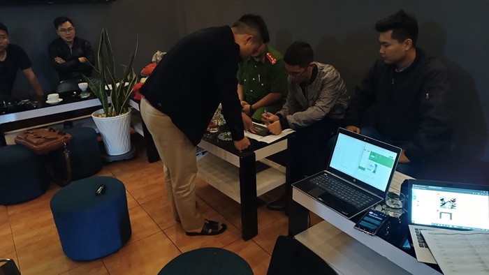 Công an khám xét chỗ ở, thu giữ nhiều tang vật liên quan tới vụ án. (Nguồn: Cơ quan Công an)