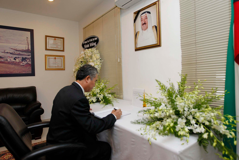 Phó Chủ tịch Ủy ban nhân dân Thành phố Hồ Chí Minh Ngô Minh Châu viết sổ tang Quốc vương Kuwait. (Ảnh: Thanh Vũ/TTXVN)