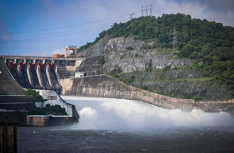 Thủy điện Hòa Bình mở một cửa xả lũ. (Ảnh: Trọng Đạt/TTXVN)