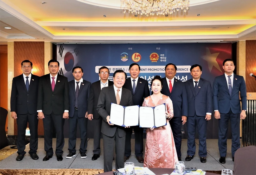Ký kết và trao thỏa thuận hợp tác đầu tư giữa doanh nghiệp Hàn Quốc-Việt Nam tại hội nghị. (Ảnh: Khánh Vân/TTXVN)