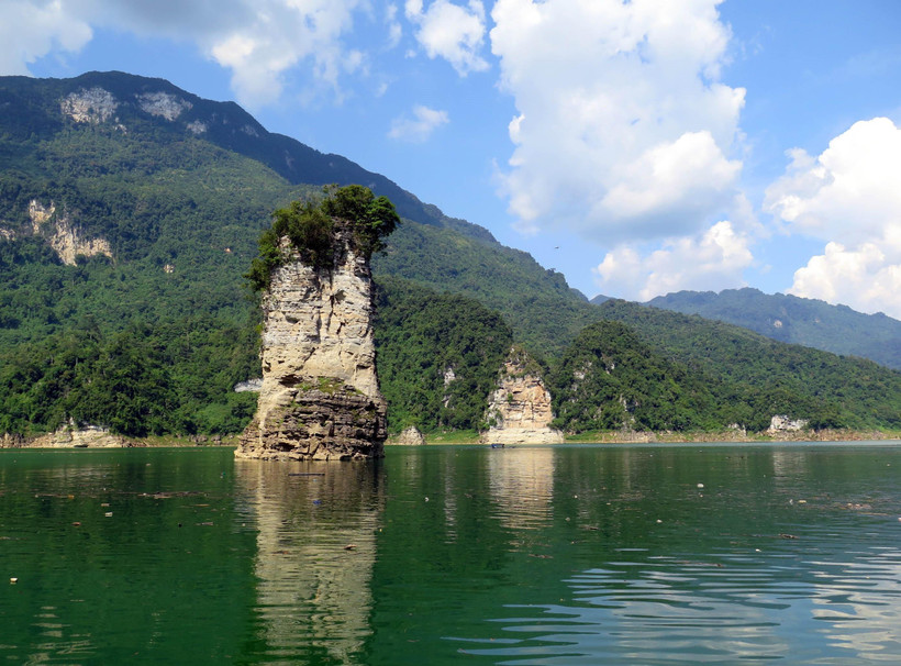 Hồ thủy điện Na Hang - điểm du lịch hấp dẫn du khách tại Tuyên Quang. (Ảnh: Vũ Quang/TTXVN)