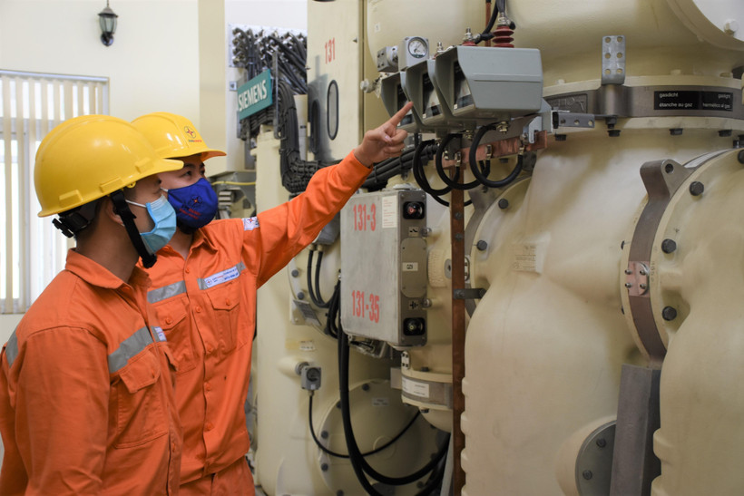 EVN HANOI kiểm tra vận hành lưới điện. (Ảnh TTXVN phát)