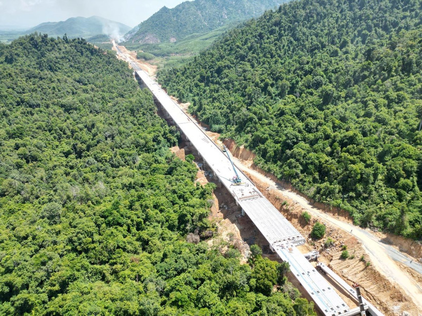 Sau khi hợp long, nhà thầu đẩy nhanh thi công, phấn đấu đến 31/12 hoàn thành cây cầu dài nhất dự án, rút, ngắn 10 tháng so với tiến độ cam kết với chủ đầu tư. (Ảnh: TTXVN phát)