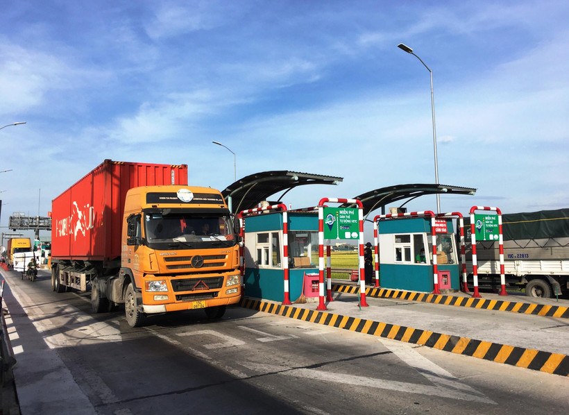 Phương tiện lưu thông qua trạm thu phí BOT tuyến tránh Đông Hưng trên Quốc lộ 10. (Ảnh: CTV/Vietnam+)