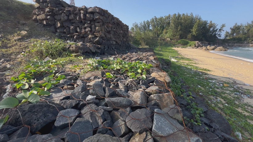 Một đoạn kè bằng rọ đá nhằm hạn chế sạt lở. (Ảnh: Đinh Hương/TTXVN)