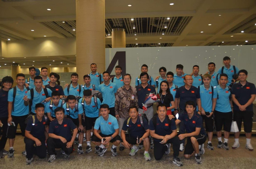 Đại sứ Phạm Vinh Quang (áo hoa, đứng giữa) chụp ảnh kỷ niệm cùng đoàn. (Ảnh: Hải Ngọc/Vietnam+)