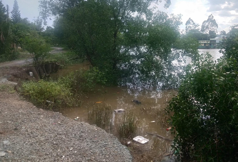 Điểm sạt lở ăn sâu vào đường giao thông. (Ảnh: Hữu Chí/TTXVN)