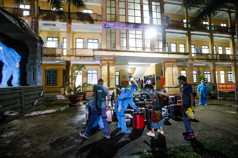 Đưa các công dân Việt Nam nhập cảnh đến cơ sở cách ly. (Ảnh: Trọng Đạt/TTXVN)