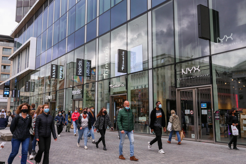 Người dân di chuyển trên đường phố tại Brussels, Bỉ, ngày 19/5/2021. (Ảnh: THX/TTXVN)