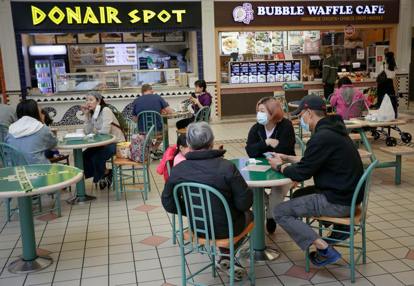 Người dân dùng bữa bên trong một trung tâm thương mại ở Richmond, British Columbia, Canada, ngày 26/5/2021. (Ảnh: THX/TTXVN)
