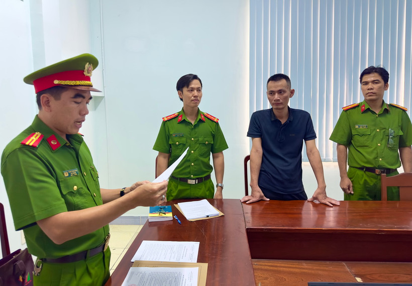 Cơ quan Cảnh sát Điều tra Công an tỉnh Bạc Liêu tống đạt quyết định khởi tố, bắt bị tạm giam bị can Lê Trọng Bằng. (Ảnh: Trọng Nguyễn/TTXVN)