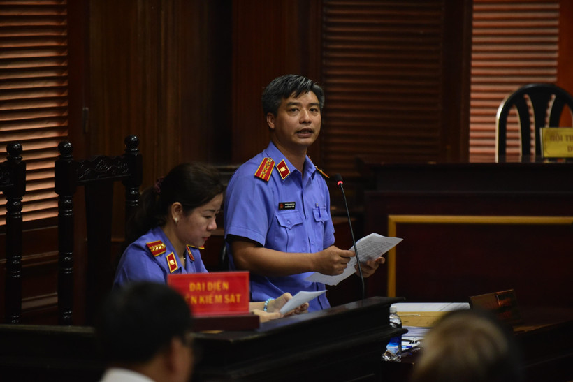 Đại diện Viện Kiểm sát tranh tụng tại phiên tòa. (Ảnh: Thành Chung/TTXVN)