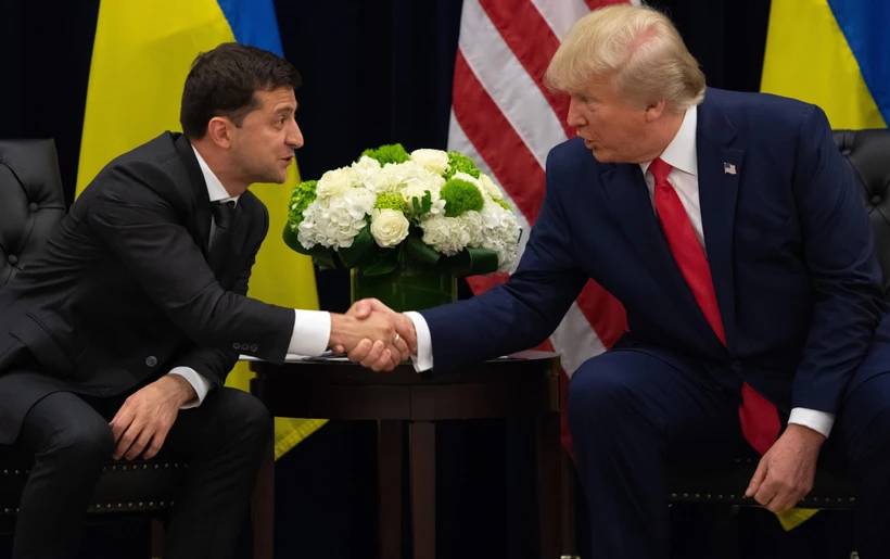 Tổng thống Ukraine Volodymyr Zelensky (trái) và Tổng thống Mỹ Donald Trump tại cuộc gặp ở New York ngày 25/9/2019. (Ảnh: AFP/TTXVN)