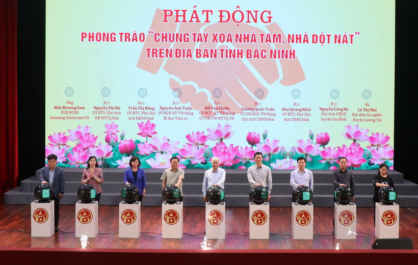 Chủ tịch Ủy ban Trung ương MTTQ Việt Nam Đỗ Văn Chiến cùng các đại biểu nhấn nút phát động phong trào chung tay xóa nhà tạm, nhà dột nát trên địa bàn tỉnh Bắc Ninh. (Ảnh: Thanh Thương/TTXVN)