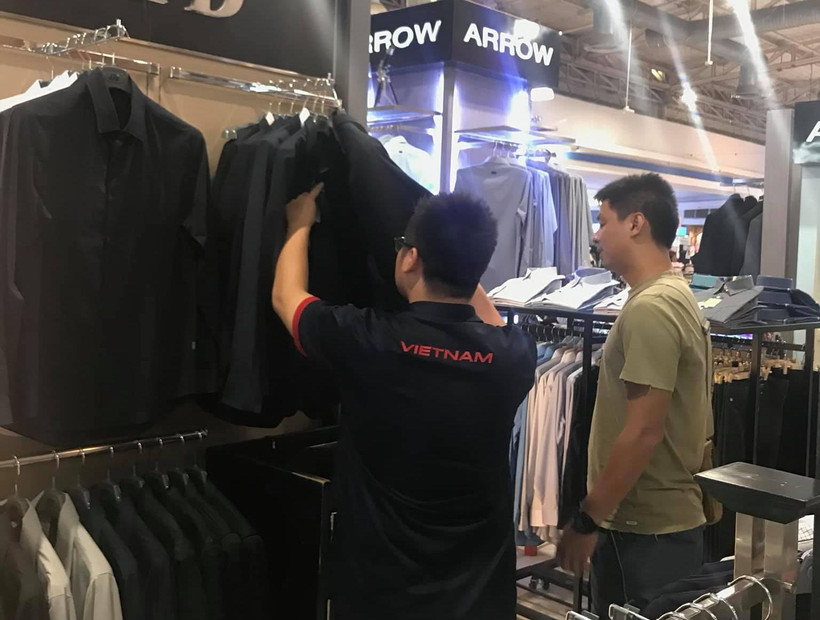 Phóng viên Việt Nam đi mua vest để tác nghiệp ở trận chung kết King's Cup 2019. (Ảnh: H.H.H/Vietnam+)