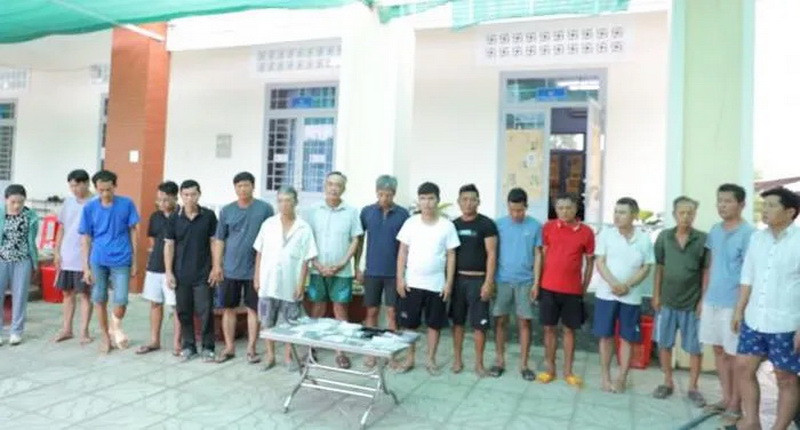 Các đối tượng cùng tang vật. (Nguồn: Báo Công an Nhân dân)