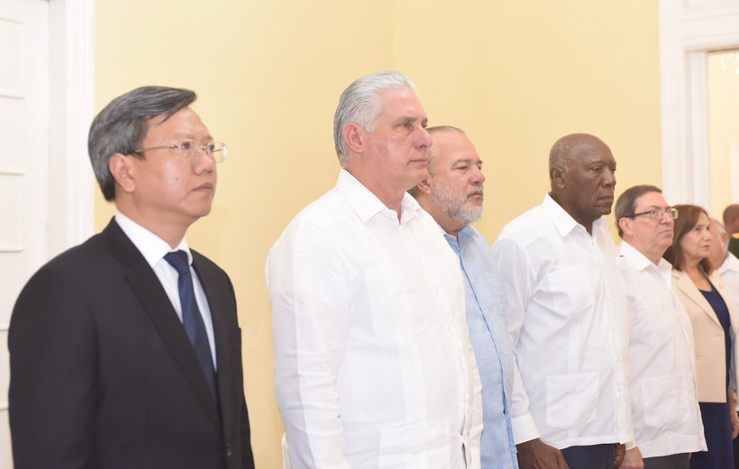 Bí thư thứ Nhất Ban Chấp hành Trung ương Đảng, Chủ tịch Cuba Miguel Díaz-Canel Bermúdez (thứ hai từ trái sang) và các đồng chí: Ủy viên Bộ Chính trị, Thủ tướng Manuel Marrero Cruz, Phó Chủ tịch Quốc hội Ana María Mari Machado, Ủy viên Bộ Chính trị, Bộ trưởng Ngoại giao Bruno Rodríguez Parilla và Đại sứ Việt Nam Lê Quang Long (Ngoài cùng bên trái) viếng Tổng Bí thư Nguyễn Phú Trọng. (Ảnh: Việt Hùng/TTXVN)