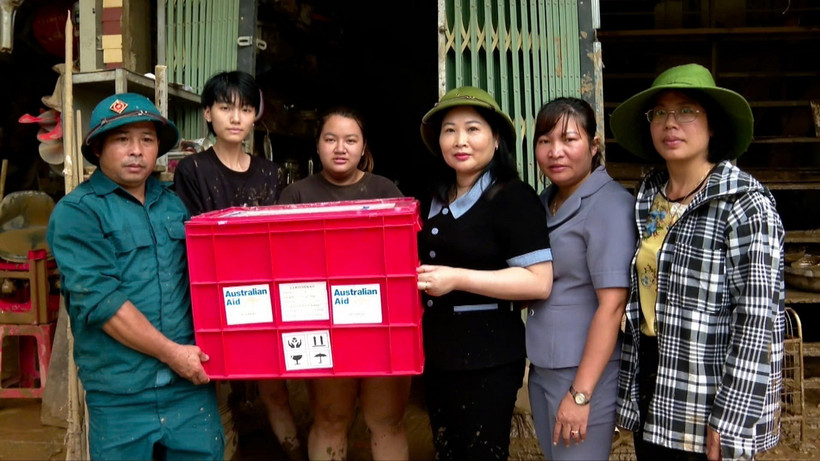 Phó Chủ tịch UBND tỉnh Vũ Thị Hiền Hạnh trao quà hỗ trợ của Chính phủ Australia cho người dân phường Hồng Hà, thành phố Yên Bái. (Ảnh: Tuấn Anh/TTXVN)