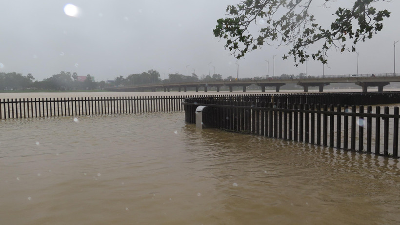 Nước ngập cầu gỗ Lim trên sông Hương. (Ảnh: Tường Vi/TTXVN)