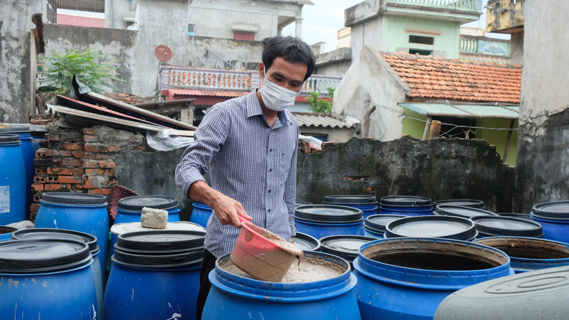 Được vay 70 triệu đồng với lãi suất ưu đãi, anh Đỗ Văn Hải, xã Quảng Nham, Quảng Xương quyết định đầu tư mở cơ sở sản xuất nước mắm sau khi trở về từ Đài Loan do ảnh hưởng của dịch COVID-19. (Ảnh: Khiếu Tư/TTXVN)
