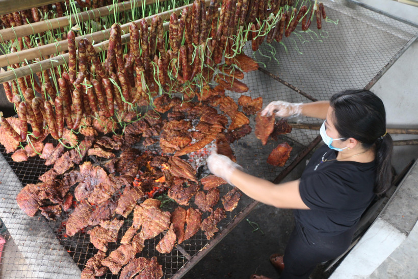 Sản phẩm lạp xưởng, thịt bò giàng, lợn gác bếp. (Ảnh: Bích Huệ/TTXVN)