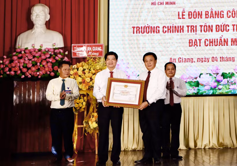 Giáo sư, Tiến sỹ Nguyễn Xuân Thắng, Ủy viên Bộ Chính trị, Giám đốc Học viện Chính trị quốc gia Hồ Chí Minh, Chủ tịch Hội đồng lý luận Trung ương trao Bằng công nhận trường chính trị chuẩn mức 1 cho Trường Chính trị Tôn Đức Thắng An Giang. (Ảnh: Thanh Sang/TTXVN)