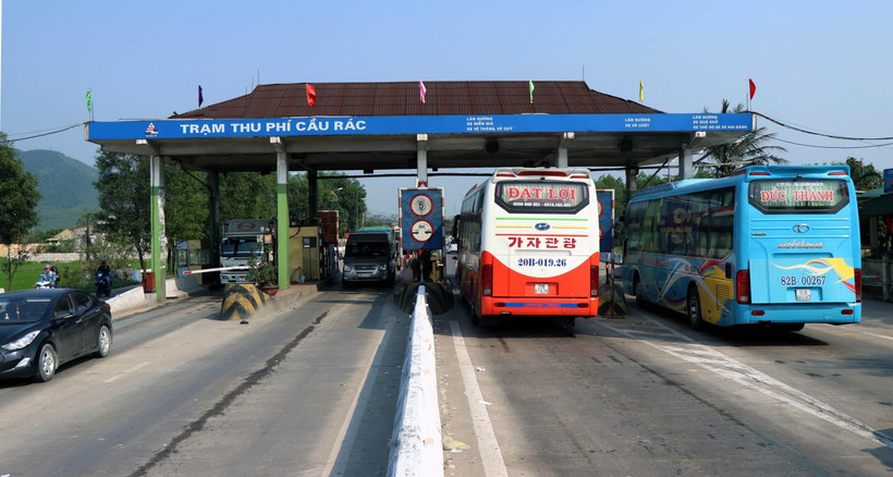 Các phương tiện giao thông qua Trạm thu phí Cầu Rác, Hà Tĩnh. (Ảnh: Công Tường/TTXVN) 