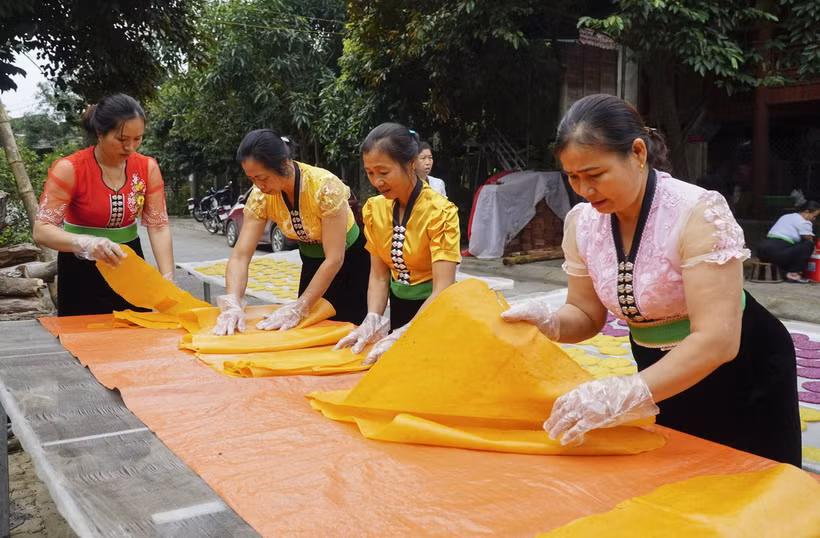 Bánh khẩu xén sau khi dát mỏng được mang đi phơi khô vừa phải rồi cắt. (Ảnh: Xuân Tư/TTXVN)