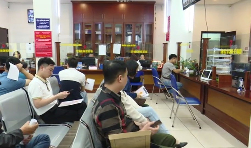 Người dân xếp hàng đăng ký làm thủ tục đất đai rất đông tại Chi nhánh Văn phòng đăng ký đất đai quận Hà Đông. (Ảnh: TTXVN phát)