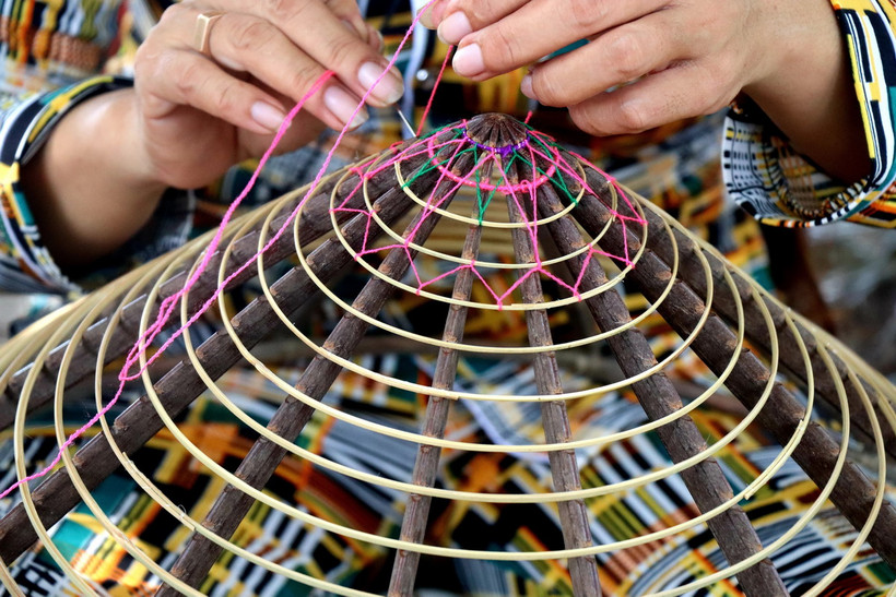 Công đoạn làm mô (khung) nón lá Thới Lai. (Ảnh: Thu Hiền/TTXVN)