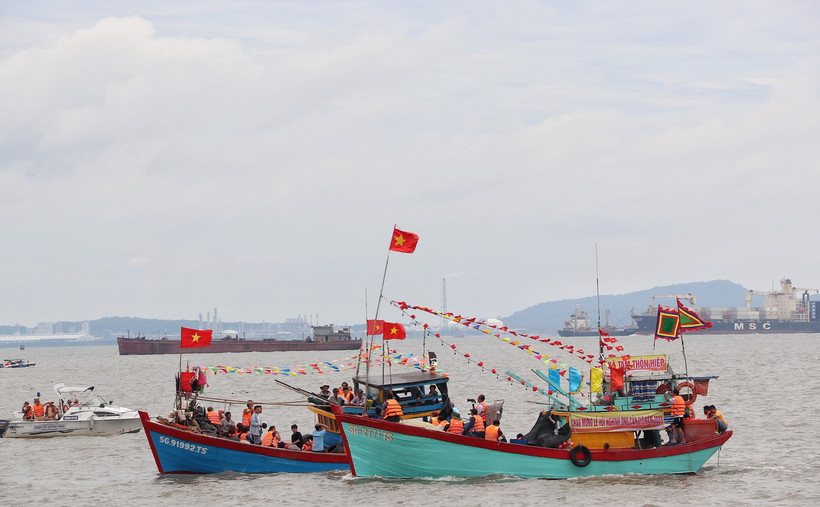 Quang cảnh đoàn ghe và thuyền Nghinh Ông trên biển. (Ảnh: Thu Hương/TTXVN)