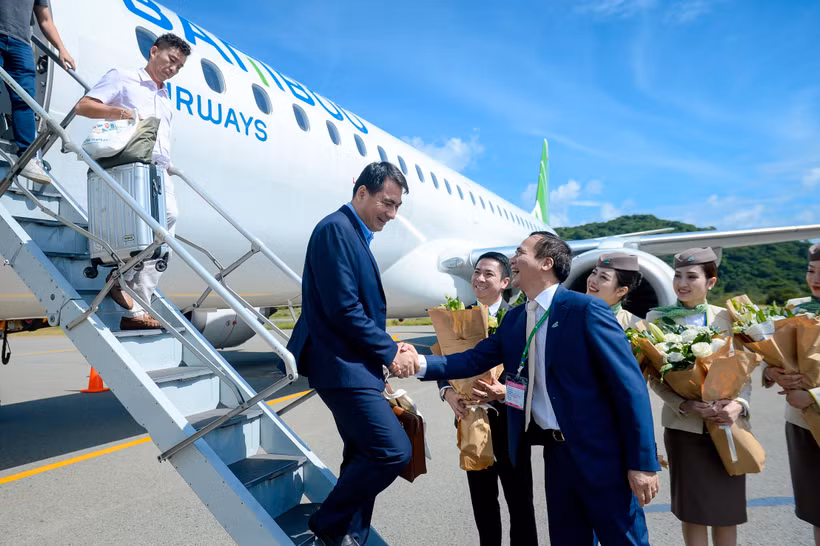 Những hành khách đầu tiên trên chuyến bay thẳng từ Hà Nội-Côn Đảo. (Ảnh: CTV/Vietnam+)