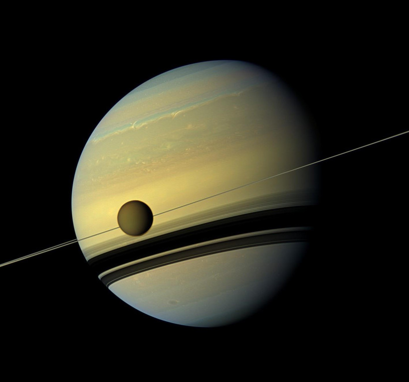 Hình ảnh Sao Thổ và vệ tinh Titan do tàu vũ trụ Cassini của NASA chụp ngày 31/8/2012. (Ảnh: AFP/TTXVN)