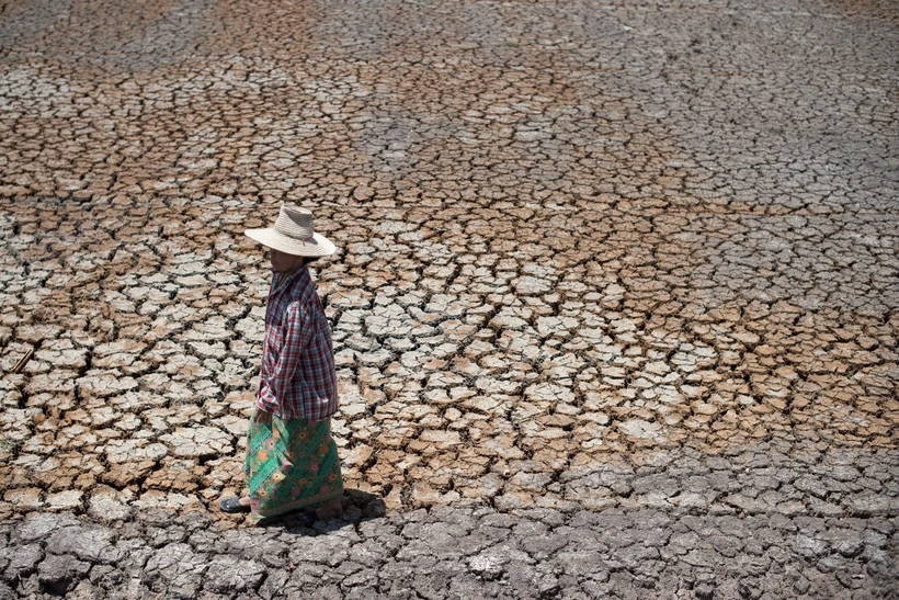 Cánh đồng khô nứt nẻ do hạn hán tại tỉnh Suphanburi , Thái Lan. (Ảnh: AFP/TTXVN)
