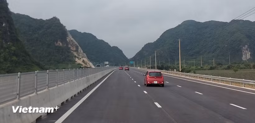Phương tiện lưu thông trên đoạn tuyến cao tốc Mai Sơn-Quốc lộ 45. (Ảnh: Việt Hùng/Vietnam+)