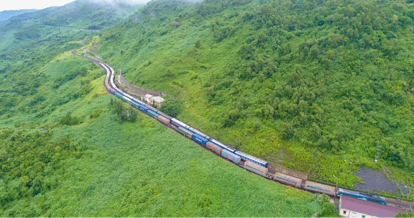 Đoàn tàu của Tổng công ty Đường sắt Việt Nam. (Ảnh: Minh Sơn/Vietnam+)