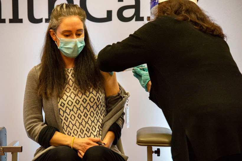 Một nhân viên y tế được tiêm vắcxin ngừa COVID-19 của Moderna tại Hartford, bang Connecticut, Mỹ ngày 21/12/2020. (Ảnh: AFP/TTXVN)