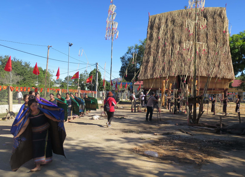 Dưới mái nhà Rông, những nét văn hóa đặc trưng của người Hà Lăng, làng Đăk Đe, xã Rờ Kơi, huyện Sa Thầy, tỉnh Kon Tum được tái hiện với điệu múa Chiêu. (Ảnh: Dư Toán/TTXVN)