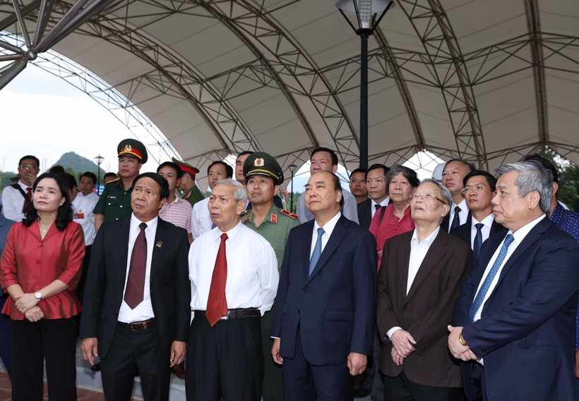 Nguyễn Xuân Phúc và các đại biểu dự lễ khánh thành Khu bảo tồn di tích lịch sử bãi cọc Cao Quỳ, thành phố Hải Phòng. (Ảnh: Thống Nhất/TTXVN)