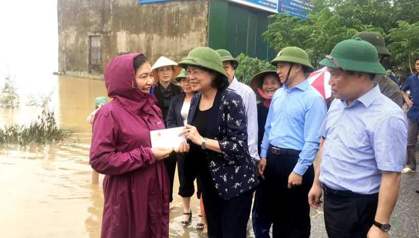 Phó Chủ tịch nước Đặng Thị Ngọc Thịnh trao quà hỗ trợ Trường Mầm non Liên Thủy, huyện Lệ Thủy, Quảng Bình sớm khắc phục hậu quả mưa lũ, đam bảo an toàn để đón học sinh trở lại trường. Ảnh: Võ Dung-TTXVN