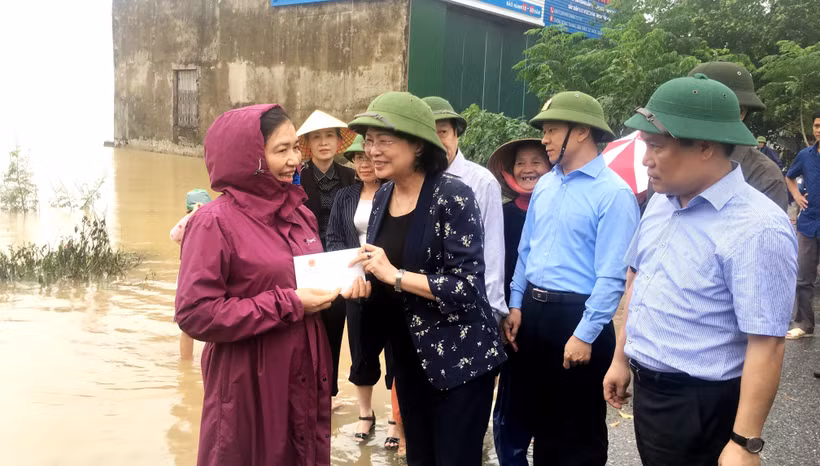 Phó Chủ tịch nước Đặng Thị Ngọc Thịnh trao quà hỗ trợ Trường Mầm non Liên Thủy, huyện Lệ Thủy, Quảng Bình sớm khắc phục hậu quả mưa lũ, đam bảo an toàn để đón học sinh trở lại trường. Ảnh: Võ Dung-TTXVN