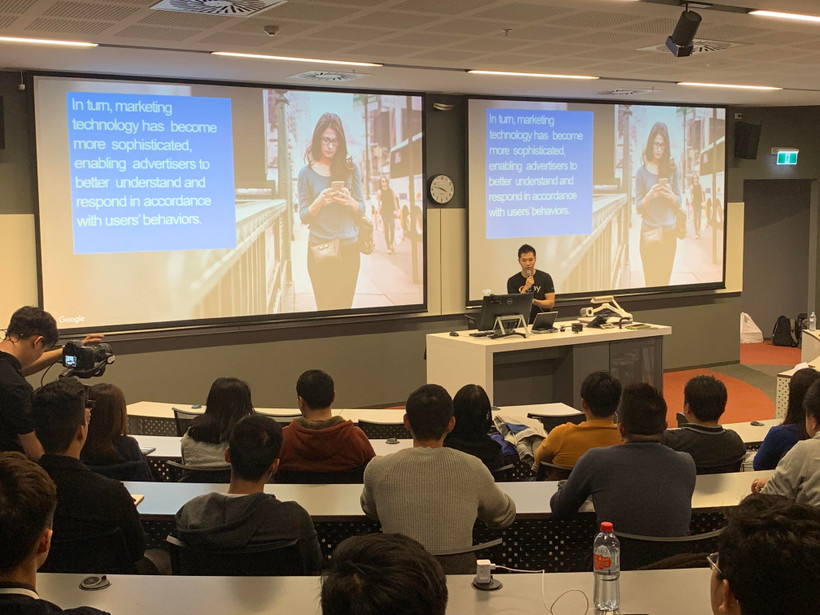 Minh Phạm, Chuyên gia Tư vấn giải pháp nền tảng của Google tại Sydney, trình bày tại cuộc tọa đàm Data- Power to Future. (Ảnh: Diệu Linh/Vietnam+)