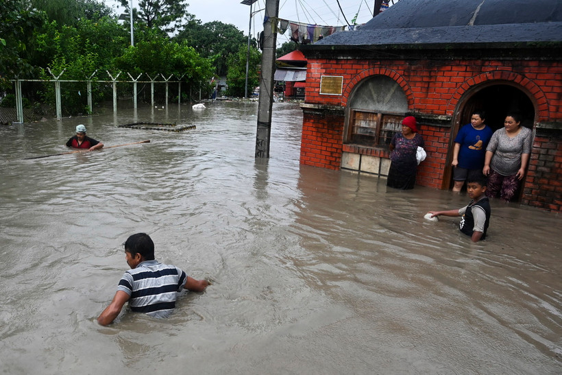 Ngập lụt trên đường phố do mưa lớn khiến nước sông tràn bờ ở Kathmandu, Nepal ngày 8/8/2023. (Ảnh: AFP/TTXVN)