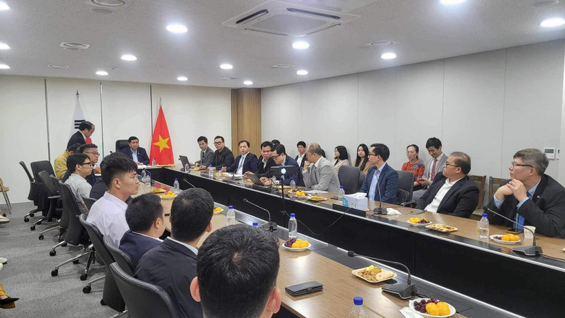 Bộ trưởng Bộ Kế hoạch và Đầu tư Nguyễn Chí Dũng đã làm việc với Mạng lưới đổi mới sáng tạo Việt Nam tại Hàn Quốc. (Ảnh: MPI/Vietnam+)