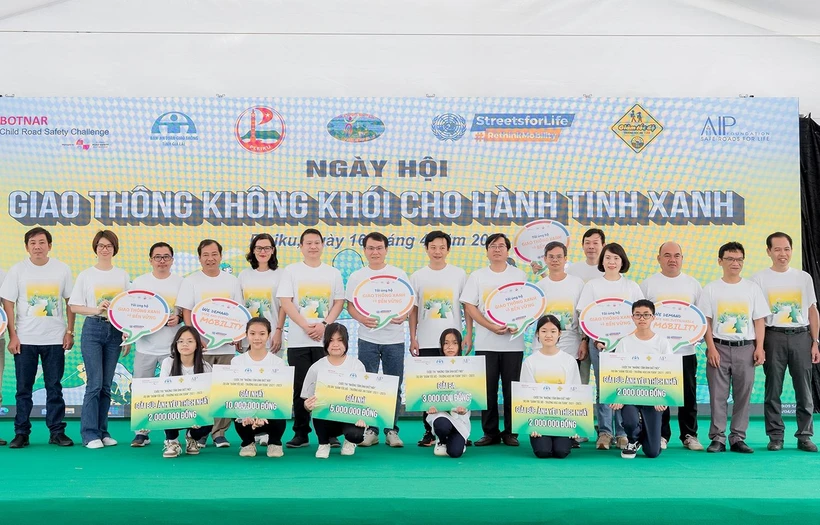 Học sinh được nâng cao nhận thức về giao thông xanh và an toàn. (Ảnh: CTV/Vietnam+)